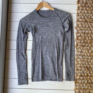 Lululemon size 2 light gray long sleeve fly tech